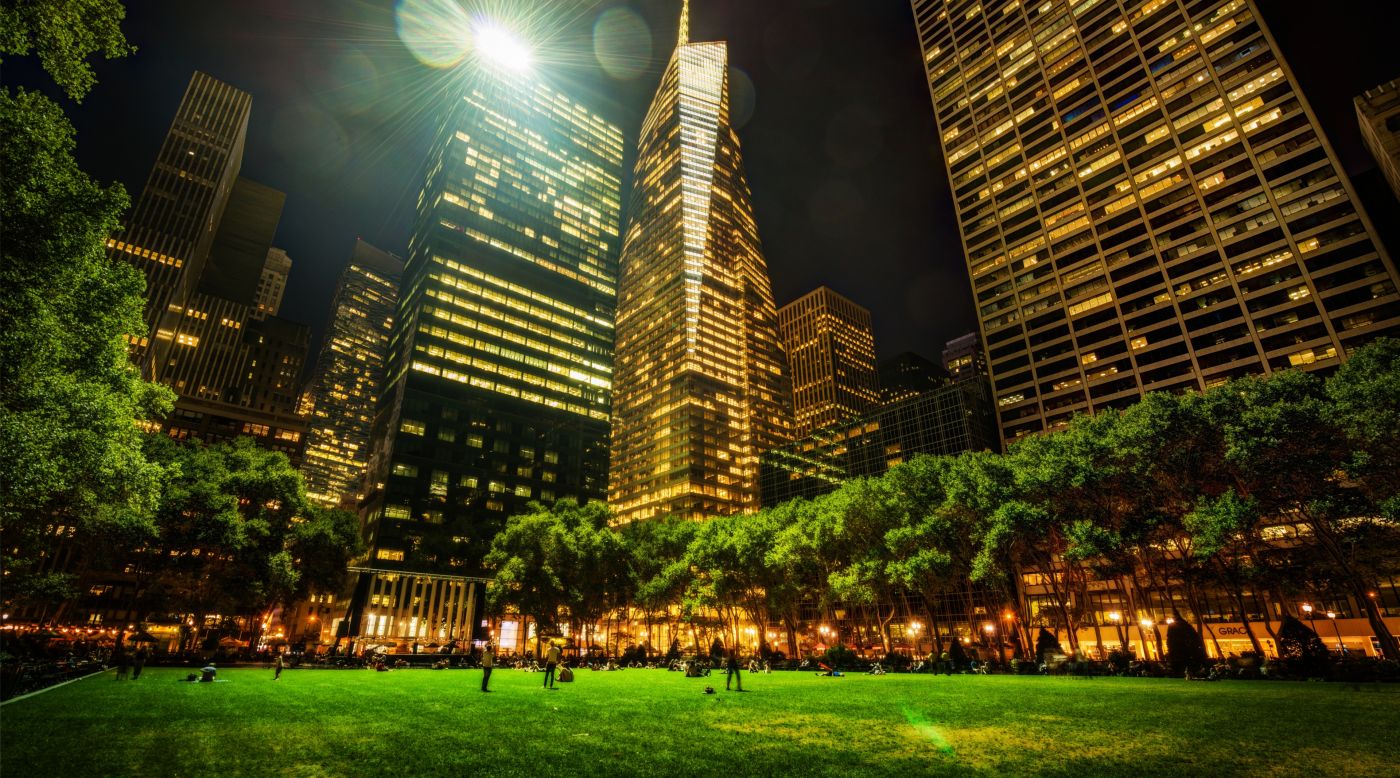 在纽约市布莱恩特公园城市夜景图片