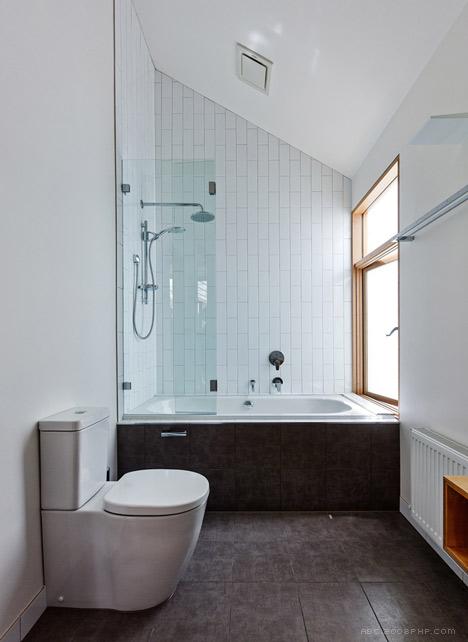 Profile House-坐落在澳大利亚墨尔本工业区,木墙上有三个小建筑物,周围有砖瓦楞铁仓库---酷图编号15