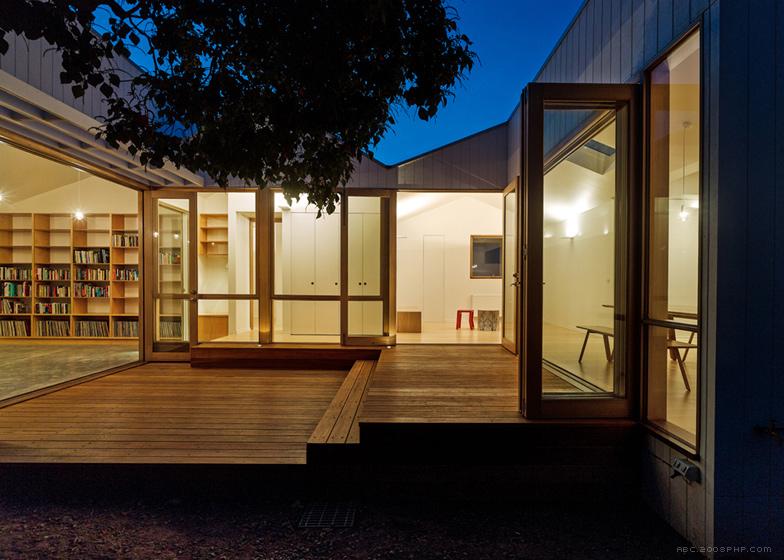 Profile House-坐落在澳大利亚墨尔本工业区,木墙上有三个小建筑物,周围有砖瓦楞铁仓库---酷图编号12