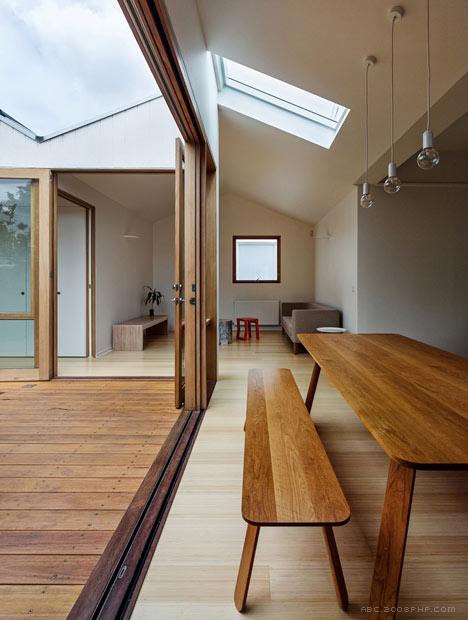 Profile House-坐落在澳大利亚墨尔本工业区,木墙上有三个小建筑物,周围有砖瓦楞铁仓库---酷图编号10