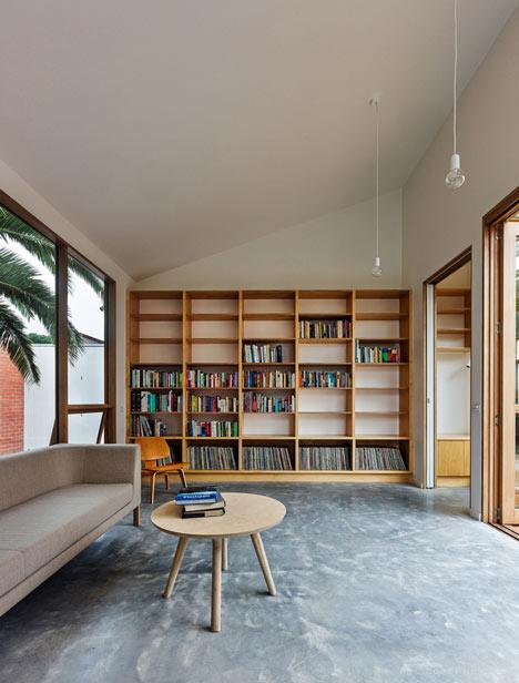 Profile House-坐落在澳大利亚墨尔本工业区,木墙上有三个小建筑物,周围有砖瓦楞铁仓库---酷图编号8