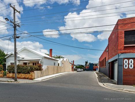 Profile House-坐落在澳大利亚墨尔本工业区,木墙上有三个小建筑物,周围有砖瓦楞铁仓库---酷图编号6