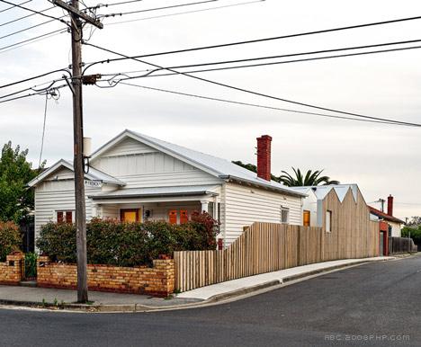Profile House-坐落在澳大利亚墨尔本工业区,木墙上有三个小建筑物,周围有砖瓦楞铁仓库---酷图编号5