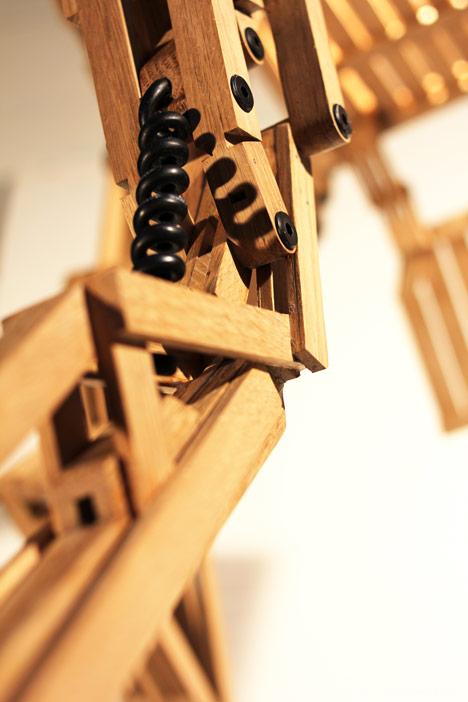 类似蚊子的一个巨大木制昆虫挂接灯-米兰展览---酷图编号1053084