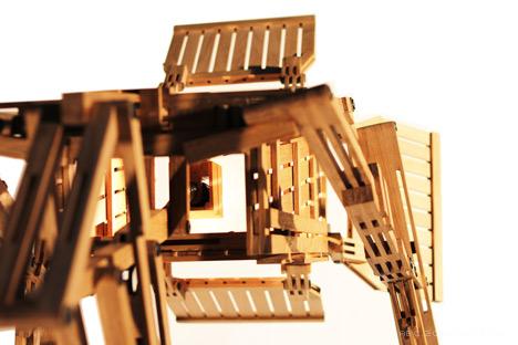 类似蚊子的一个巨大木制昆虫挂接灯-米兰展览---酷图编号1053085