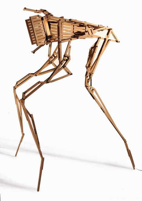 类似蚊子的一个巨大木制昆虫挂接灯-米兰展览---酷图编号1053086