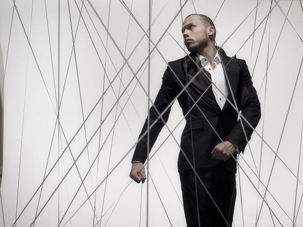 被威亚钢丝线的荷兰国家队体育明星约翰尼・黑廷加肖像---酷图编号1