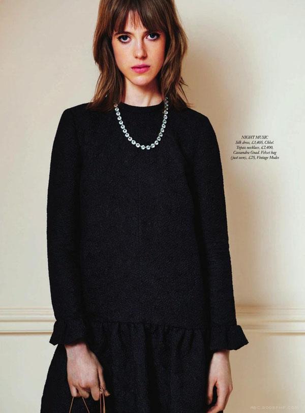 马术女椅子-Bazaar芭莎英国-田园风光恋情的完美修饰,旅居英国乡村生活的骑士女人---酷图编号9