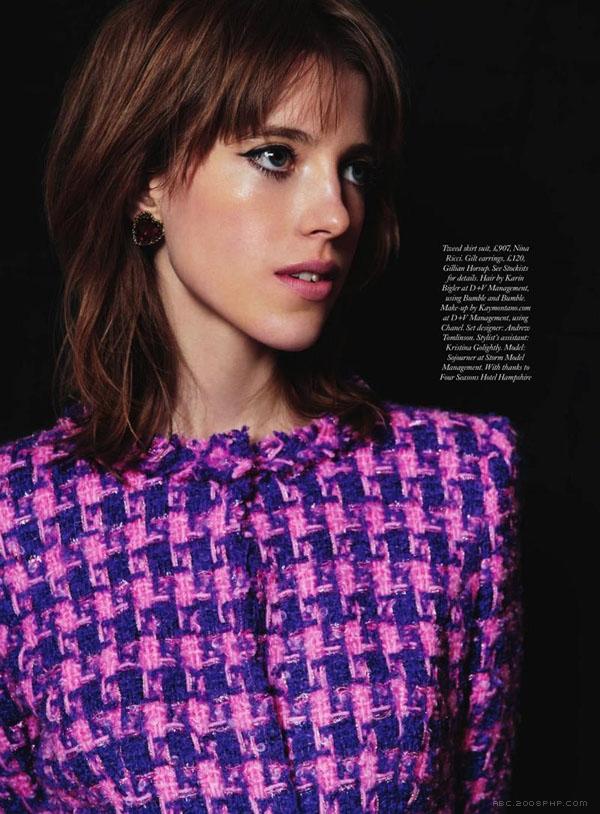 马术女椅子-Bazaar芭莎英国-田园风光恋情的完美修饰,旅居英国乡村生活的骑士女人---酷图编号1