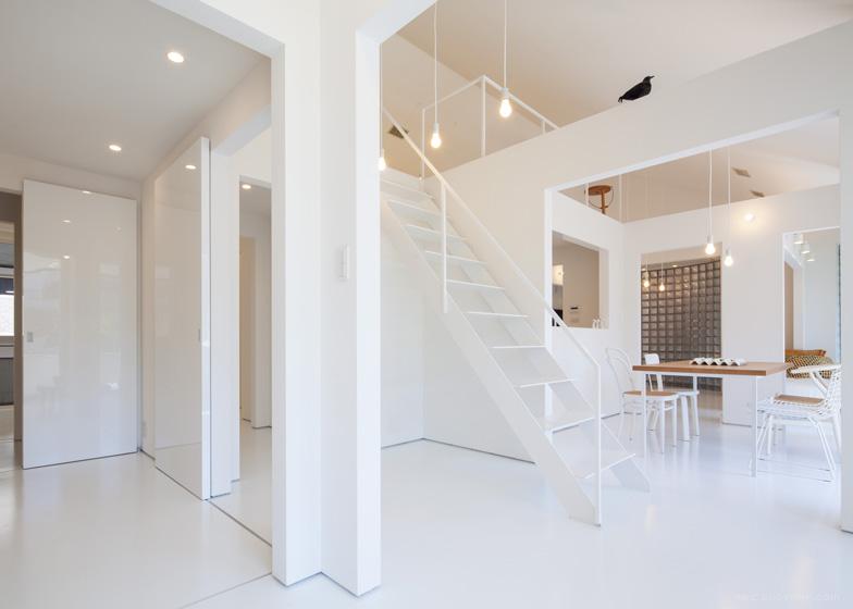 日本大窗户夹层阁楼建筑---酷图编号1054421