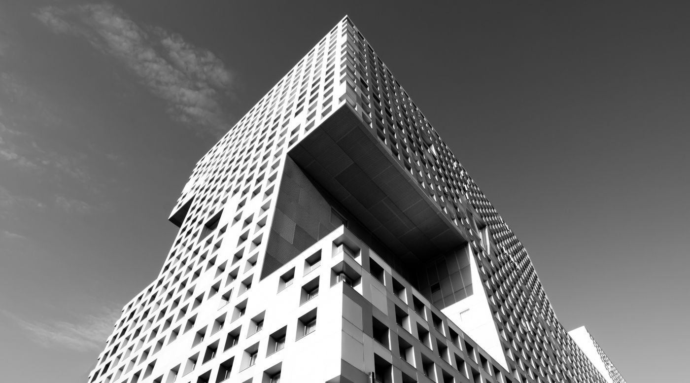 仰拍的立方体窗口大厦建筑封面大图