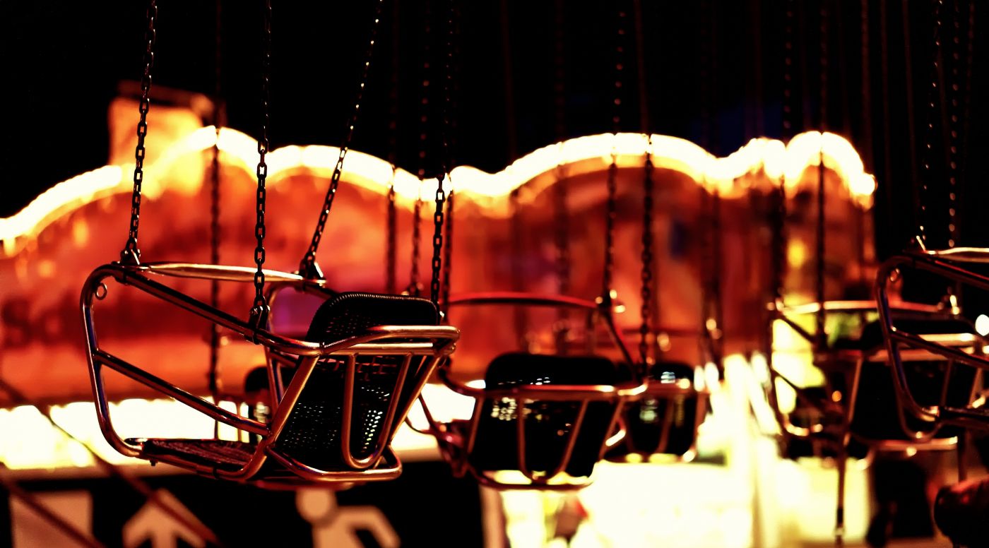 休闲的链条秋千椅图片