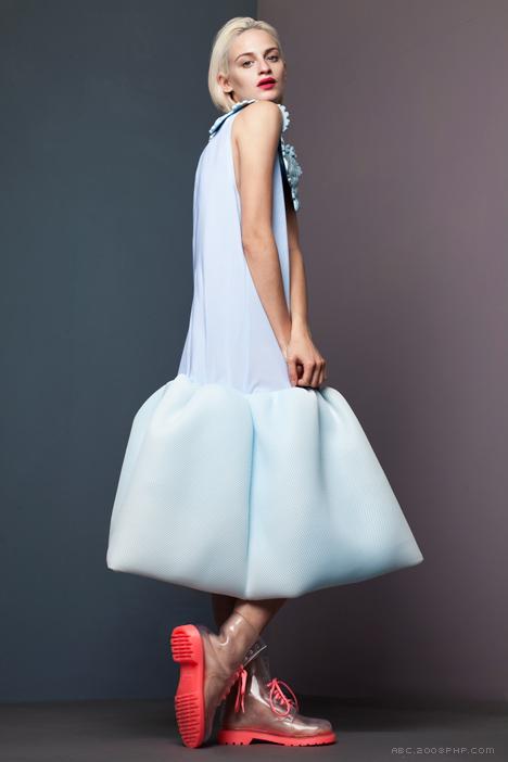 两层连接的细丝纺织品,同时仍然保持其形状