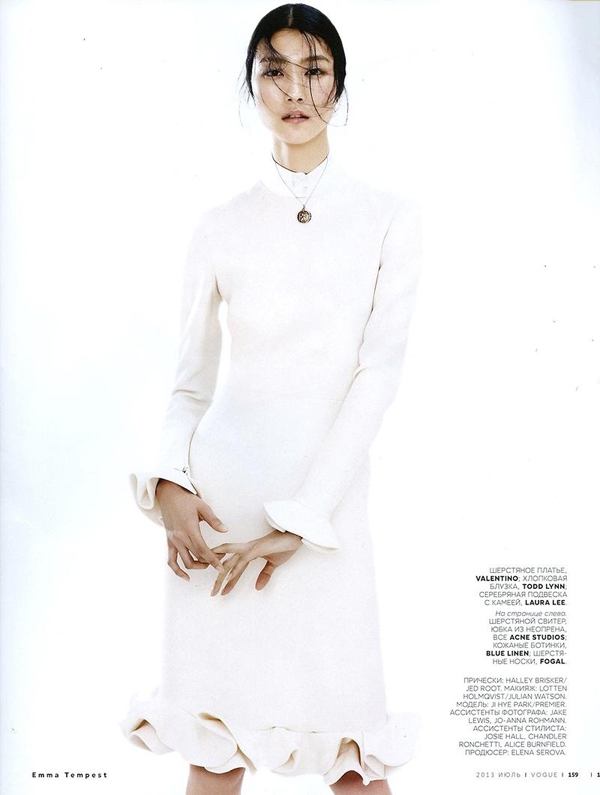 Vogue时尚俄罗斯-一个风景优美的背景,简单的配饰和最小的化妆图片