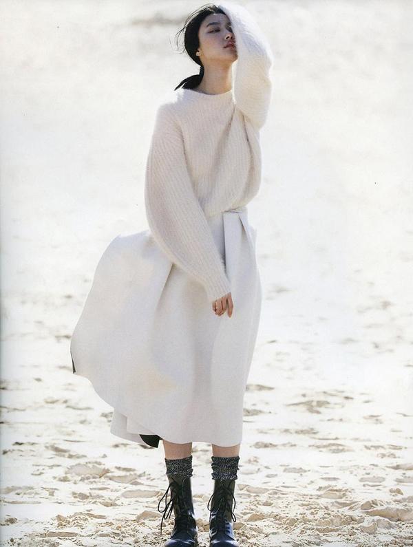 Vogue时尚俄罗斯-一个风景优美的背景,简单的配饰和最小的化妆---酷图编号3