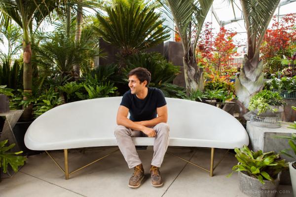 符合人体工程学的金属腿的板凳---酷图编号1059992