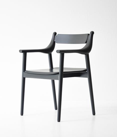 Bird椅子-韩国设计师Jungmo创造了这些简单鸟形扶手木椅---酷图编号1060048