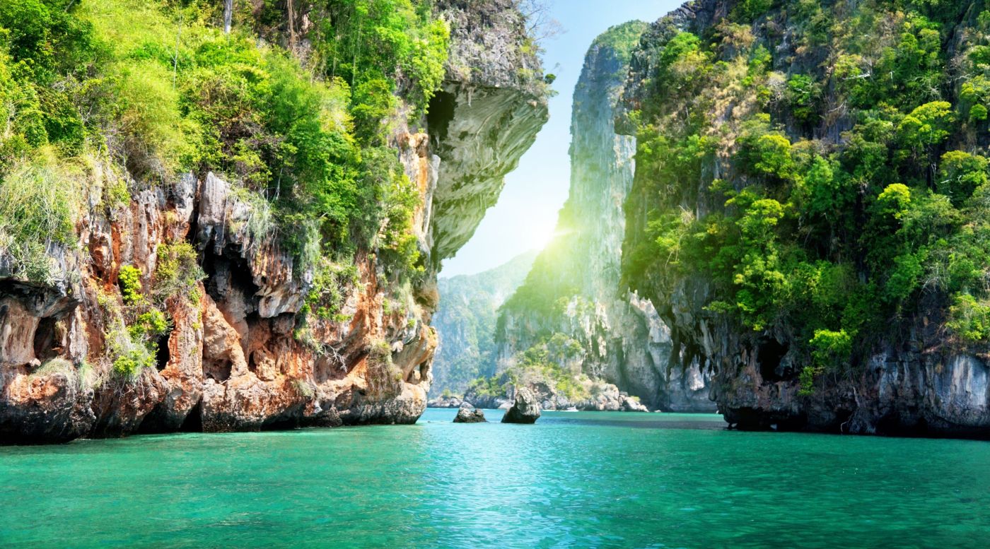 两座山峰夹击的蓝绿海洋岛湖泊图片