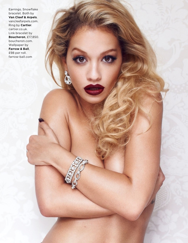 GQ英国2013年8月-英国歌手丽塔吾看起来惊人,标志性的红色口红,一身长礼服和经典的珠宝,看起来很优雅图片