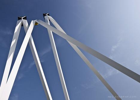 像火箭腾空而起保时捷公园标志雕塑-由35米长的空心钢板焊接在一起---酷图编号3