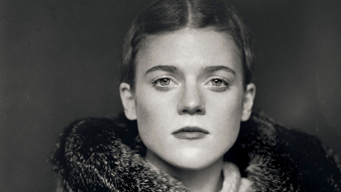 英国演员明星Rose leslie-罗斯・莱斯利黑白壁纸图片