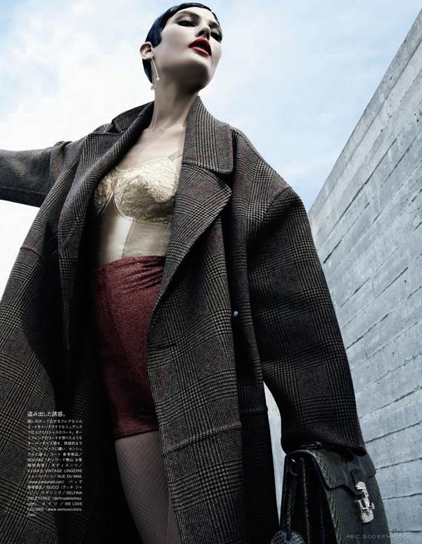 凯瑟琳・麦克尼尔-Vogue日本-一系列棕色和奶油色调的造型,华丽皮草时尚女性秀---酷图编号3