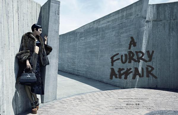 凯瑟琳・麦克尼尔-Vogue日本-一系列棕色和奶油色调的造型,华丽皮草时尚女性秀---酷图编号1