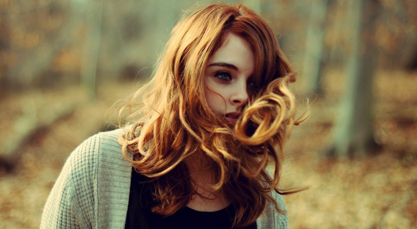 漂亮的金卷发女郎壁纸图片