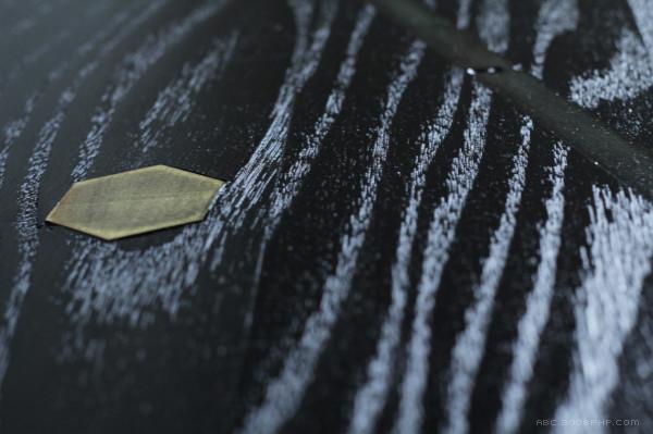 凯文・迈克尔・伯恩斯的家具和照明-奇思妙想制成的固体核桃腿,核桃层箱,黄铜细节和手绘柜子---酷图编号1064194