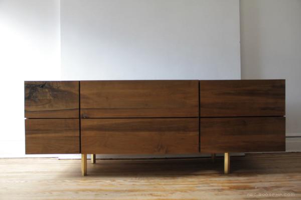 凯文・迈克尔・伯恩斯的家具和照明-奇思妙想制成的固体核桃腿,核桃层箱,黄铜细节和手绘柜子---酷图编号1064195