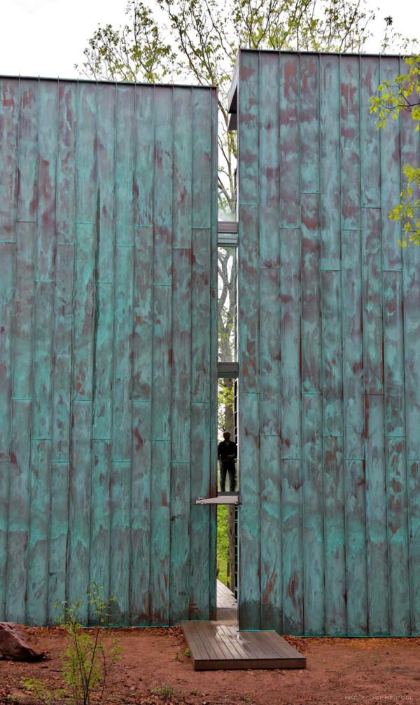 铜外壳房屋建筑-它看起来像两个分隔的玻璃桥,阳光从地面上升壁---酷图编号10