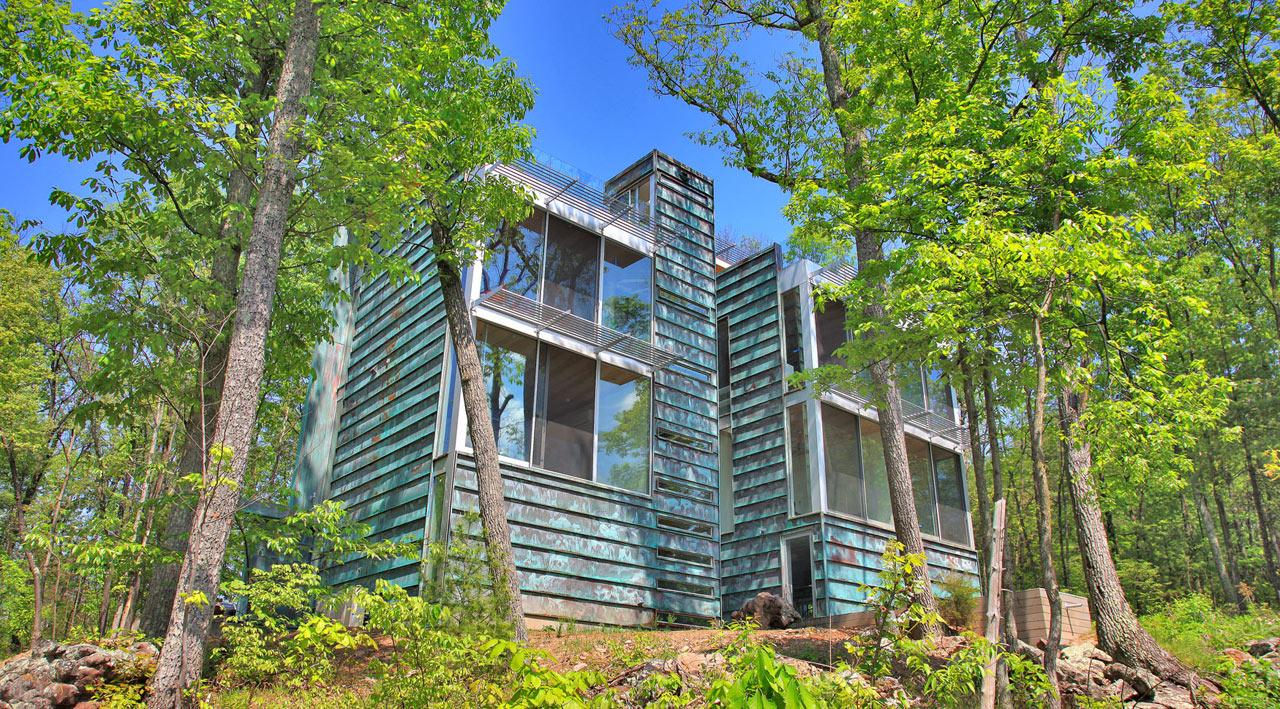 铜外壳房屋建筑-它看起来像两个分隔的玻璃桥,阳光从地面上升壁---酷图编号2