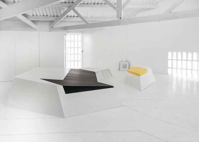 钢丝框架出租车车库转换成的家-一张床隐藏在休息区-西班牙设计师作品---酷图编号1