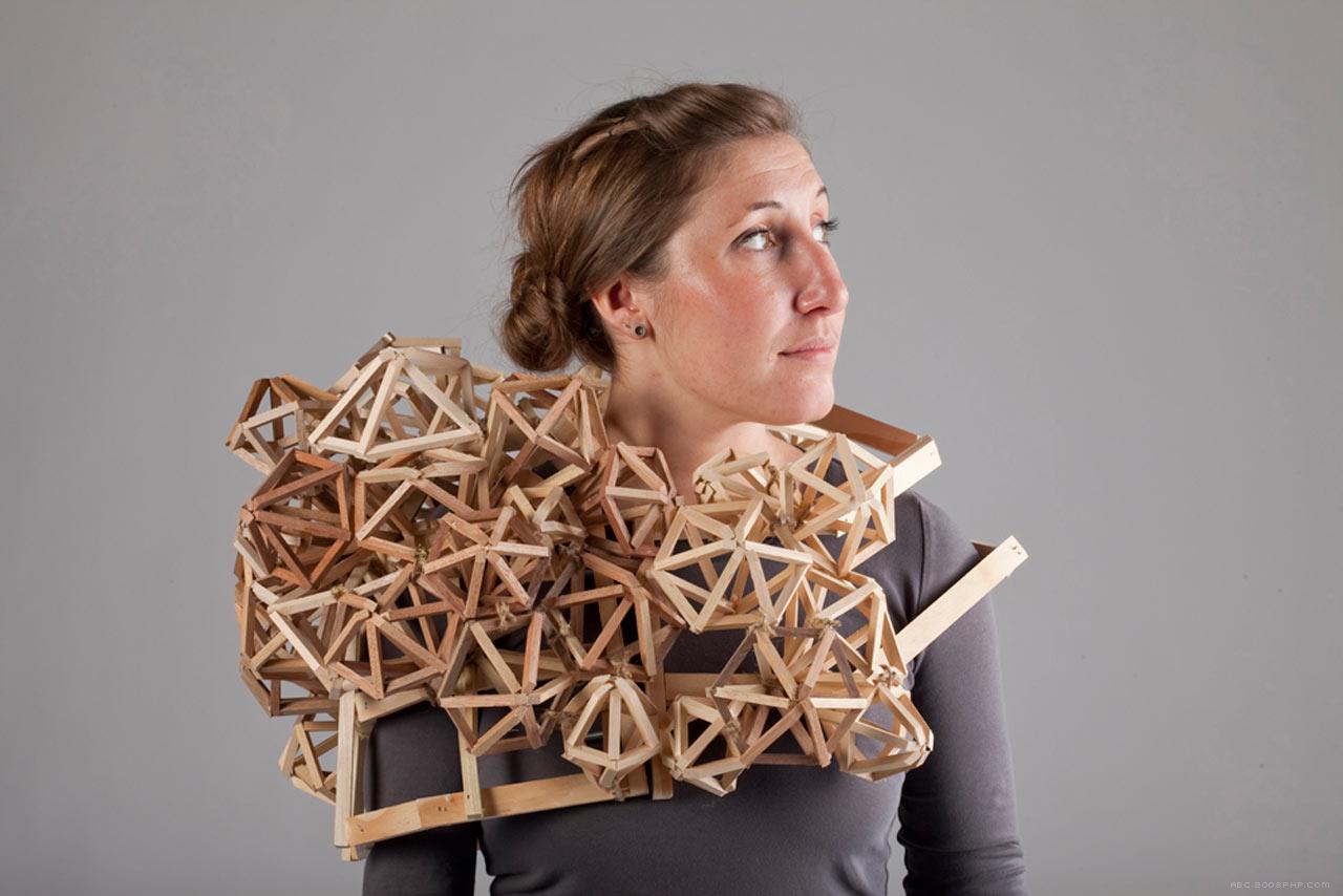 可穿戴的3D打印木质雕塑-可以实现与身体互动,似乎是建在自己身边,像巨型几何真菌---酷图编号1066120