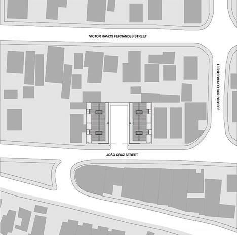 分割成一对一左一右铺成车道的白色房子---酷图编号1066355