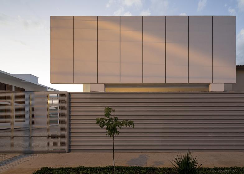 分割成一对一左一右铺成车道的白色房子---酷图编号1066360