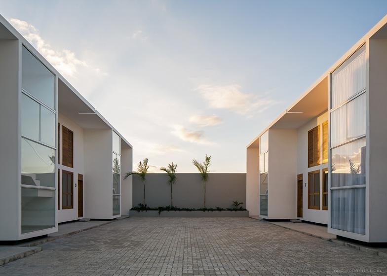 分割成一对一左一右铺成车道的白色房子---酷图编号1066361