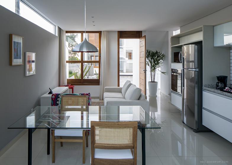 分割成一对一左一右铺成车道的白色房子---酷图编号1066363