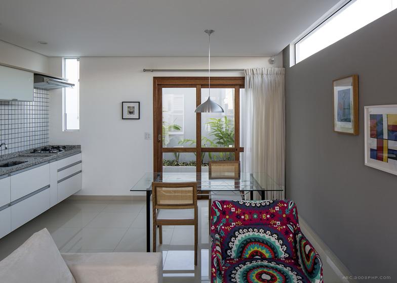 分割成一对一左一右铺成车道的白色房子---酷图编号1066365