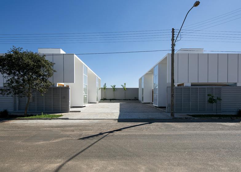 分割成一对一左一右铺成车道的白色房子---酷图编号1066370