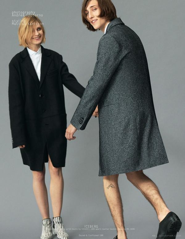 玛丽亚俏皮的形象-茫然与困惑-身穿长厚外套,配件有珠宝,增添了优雅感---酷图编号8