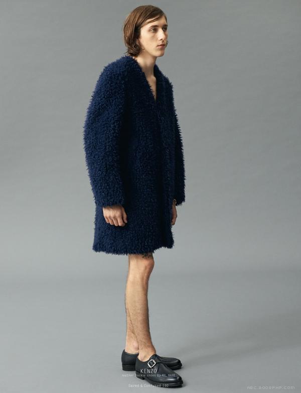 玛丽亚俏皮的形象-茫然与困惑-身穿长厚外套,配件有珠宝,增添了优雅感---酷图编号7