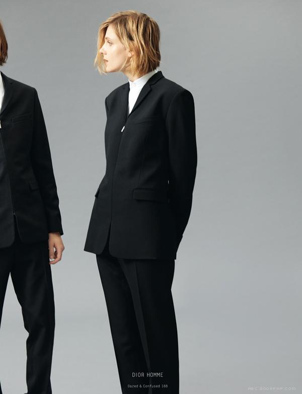 玛丽亚俏皮的形象-茫然与困惑-身穿长厚外套,配件有珠宝,增添了优雅感---酷图编号3