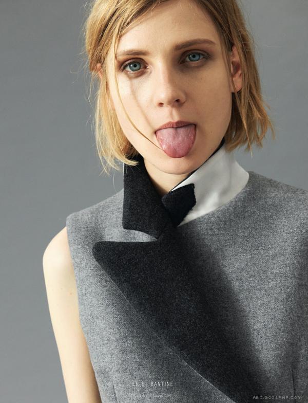 玛丽亚俏皮的形象-茫然与困惑-身穿长厚外套,配件有珠宝,增添了优雅感---酷图编号2