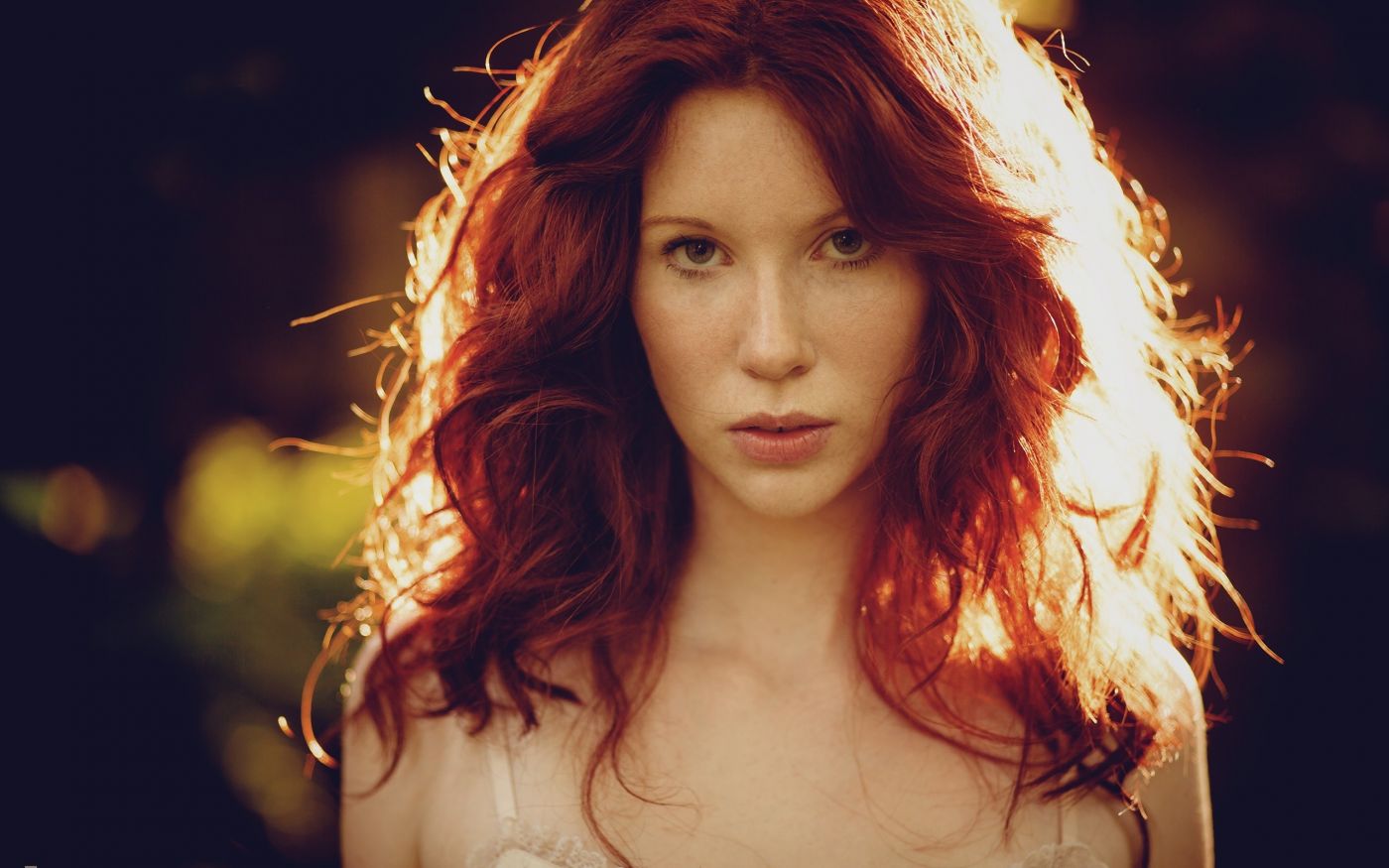 阳光下漂亮的红头发女郎图片