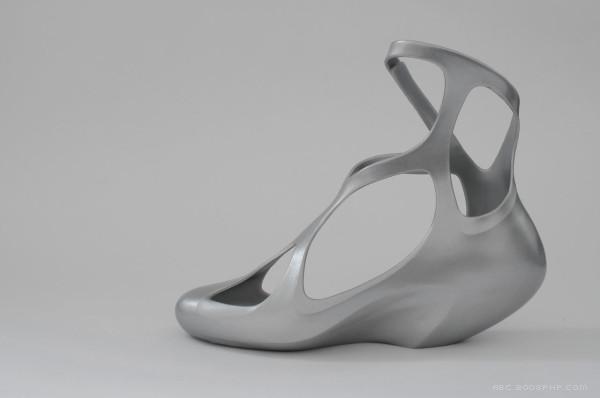 3D打印的塑胶鞋业-带给您真正的凉爽,看上去像从地上慢慢爬起来的脚和踝关节---酷图编号1067585