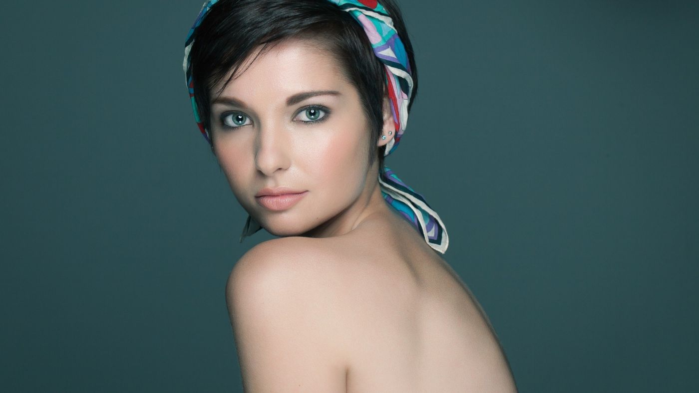 头戴丝巾的蓝眼睛美女图片