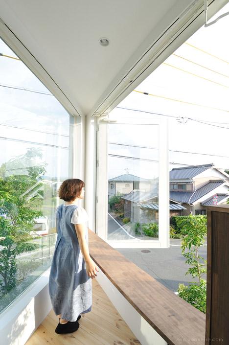 城市森林之家-明亮的白色房子建筑坐落于日本丰川市,类似压扁的钻石形状,让空间每个墙旁边充满了树木的小花园建筑---酷图编号5