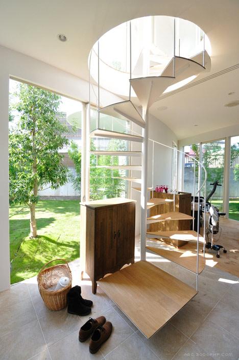 城市森林之家-明亮的白色房子建筑坐落于日本丰川市,类似压扁的钻石形状,让空间每个墙旁边充满了树木的小花园建筑---酷图编号3