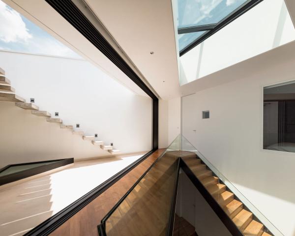 泰国一幢三层高的白色房屋设计-有三个卧室,两个额外的浴室和特色房,还有一个小型游泳池和屋顶甲板露台---酷图编号18